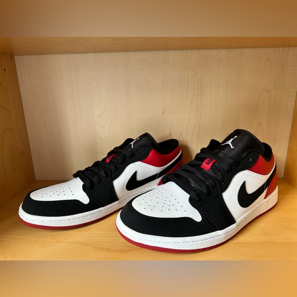 BNWT Nike Men's Black, White, and Gym Red Sneakers Brand New in Box - Picture 4 of 15